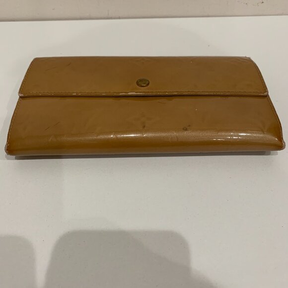 Louis Vuitton Beige Vernis Sara Wallet (used, some peeling) - Picture 3 of 16